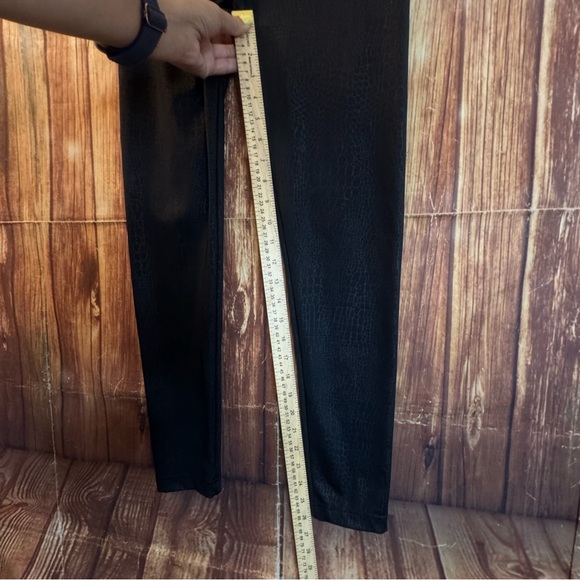 No Boundaries Women's Crocodile Embossed Leggings Black Juniors Size Medium - Picture 7 of 9